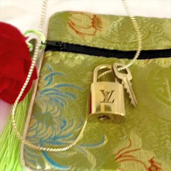 LV #318 Lock and Key on 17" Chain Necklace 18k Gold Plated - Picture 8 of 8